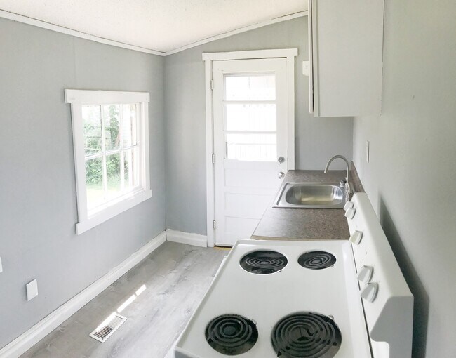 Building Photo - ALL ELECTRIC! 1Bed/1Bath Single Family Home! Newly Renovated!