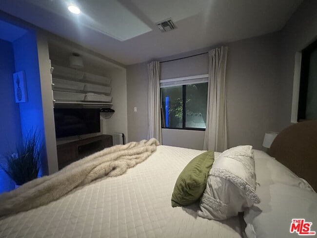 Building Photo - 641 N Vista St