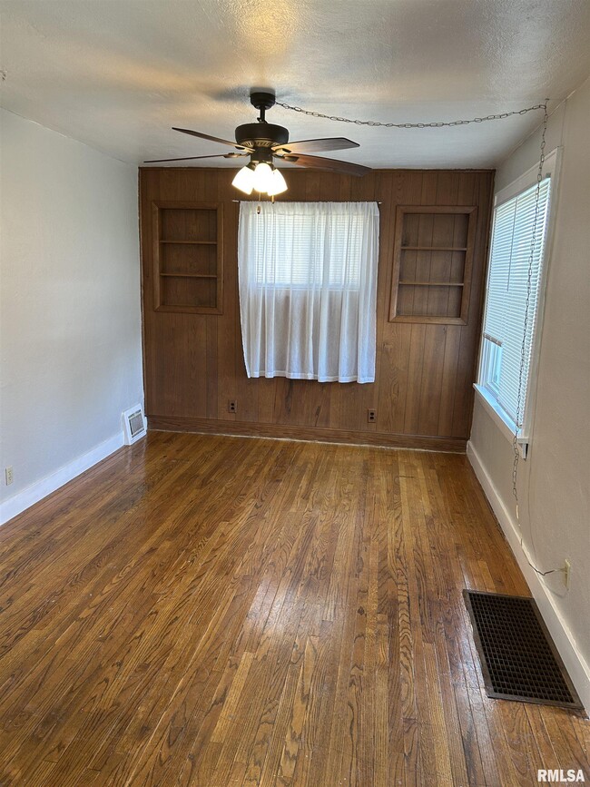 Building Photo - 405 Keller St