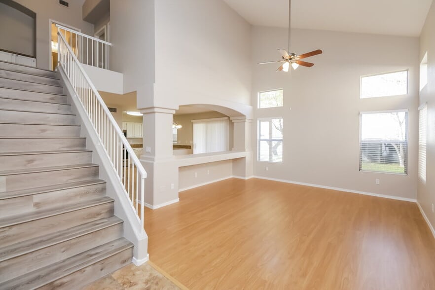 Building Photo - 1366 E Vaughn Ave