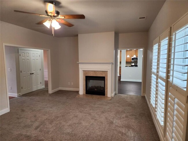 Building Photo - 465 Roland Manor Dr
