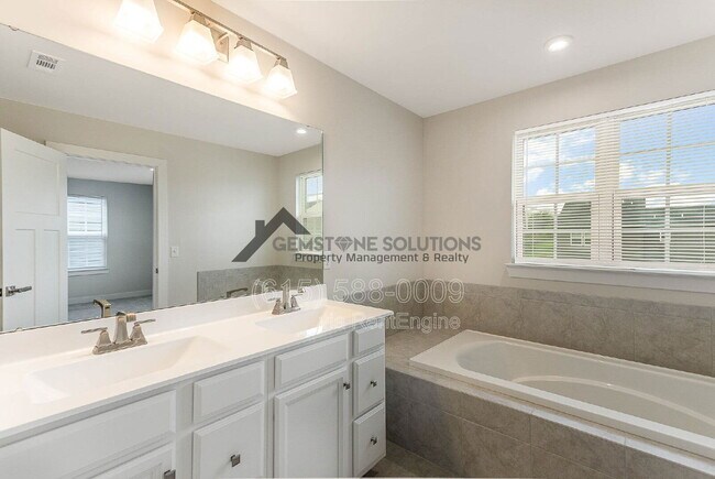 Building Photo - 3301 Somerset Ln