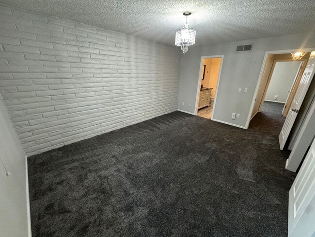 Building Photo - Move-In Ready 2 Bed Townhome | New Carpet | 2 Parking Spaces