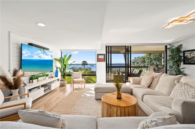 Building Photo - 625 NW North River Dr