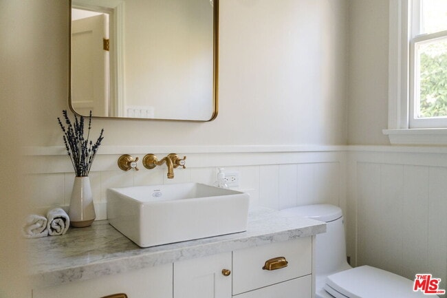 Building Photo - 231 S Thurston Ave