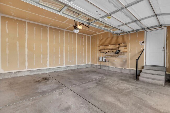 Building Photo - Charming Midway Home - Available Now!