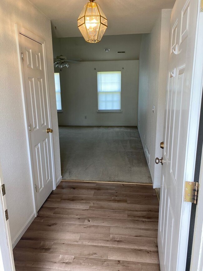 Building Photo - 3 bedroom/2 bathroom single family home!  ...
