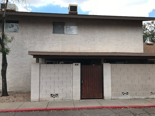 Building Photo - 2 bed 1.5 townhouse Scottsdale