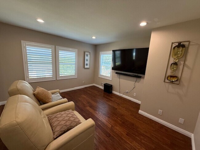 Building Photo - Fully Furnished 5 bedroom home