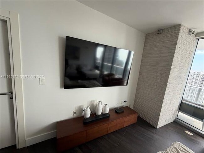 Building Photo - 200 Biscayne Blvd Way