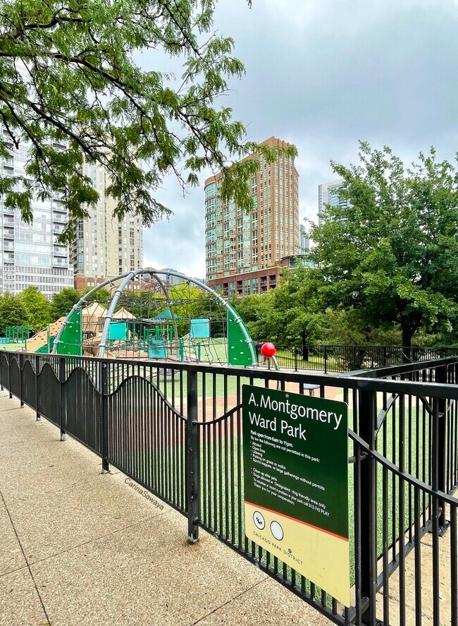 Building Photo - 600 N Kingsbury St