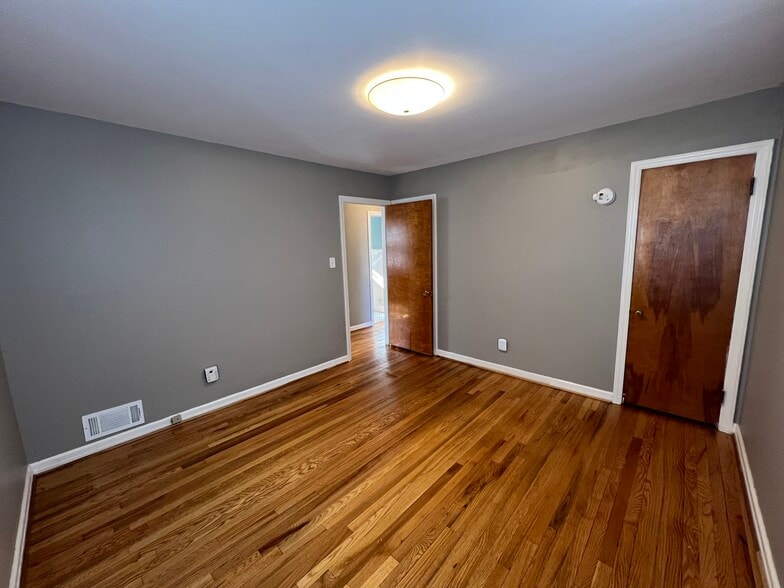 Building Photo - 140 Cree Dr