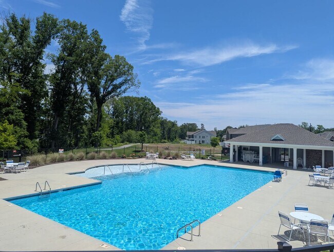 Building Photo - 3 Bedroom Townhouse in Harrisburg with Garage