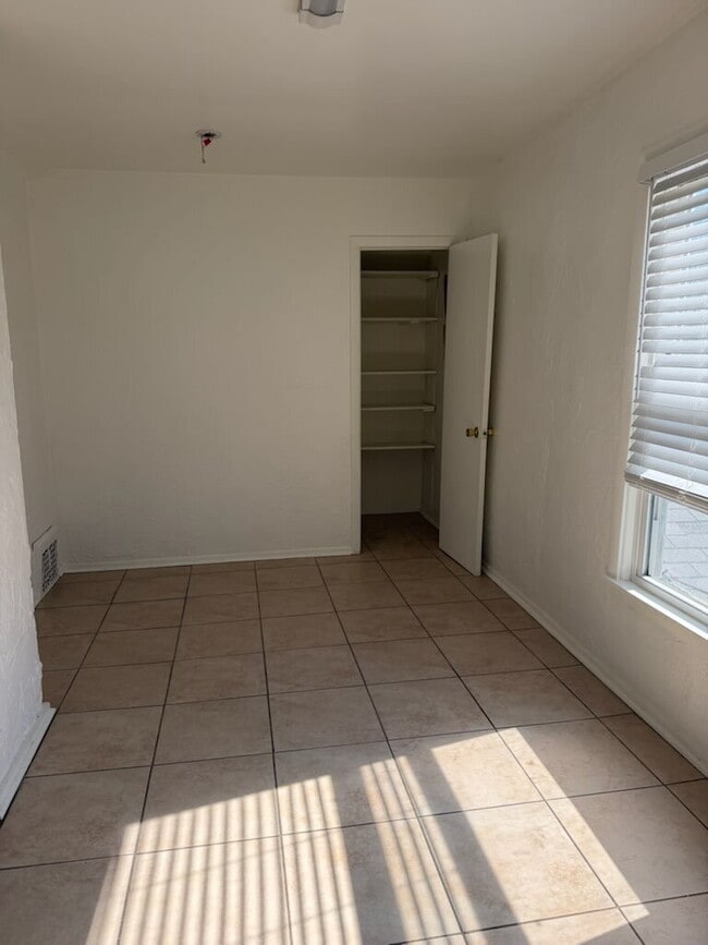 Building Photo - Spacious 2 Bed / 1 Bath Available Now