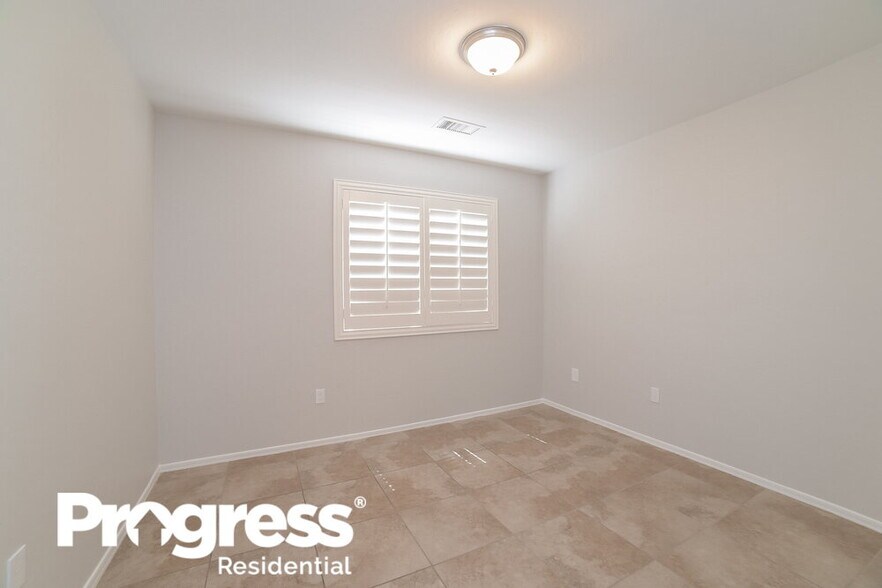 Building Photo - 323 N Ocean Dr