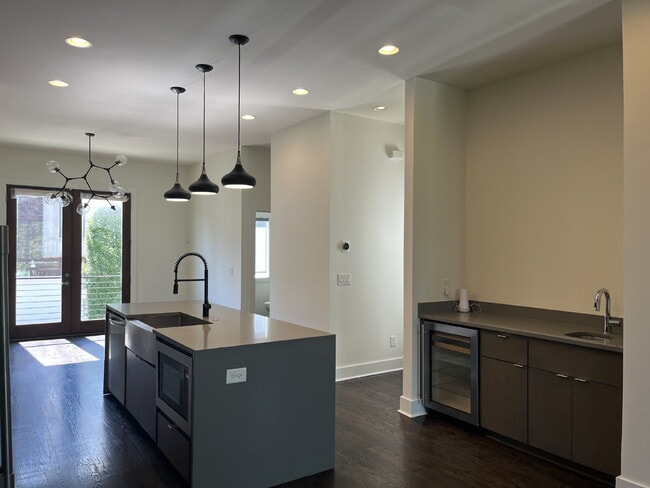 Building Photo - "Spacious Urban Living: 3-Bedroom Townhouse with 3.5 Baths in Nashville's Vibrant Core!" STUNNING...