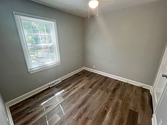 Building Photo - Charming bungalow 2 Bedrooms, 1 Bathroom i...