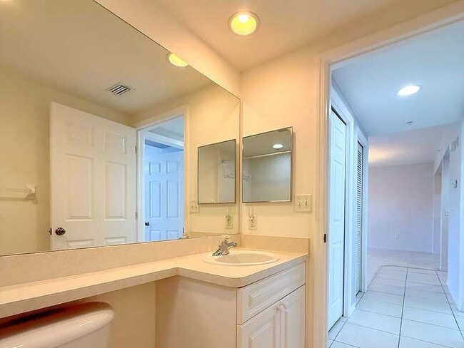 Building Photo - 1200 Country Club Dr