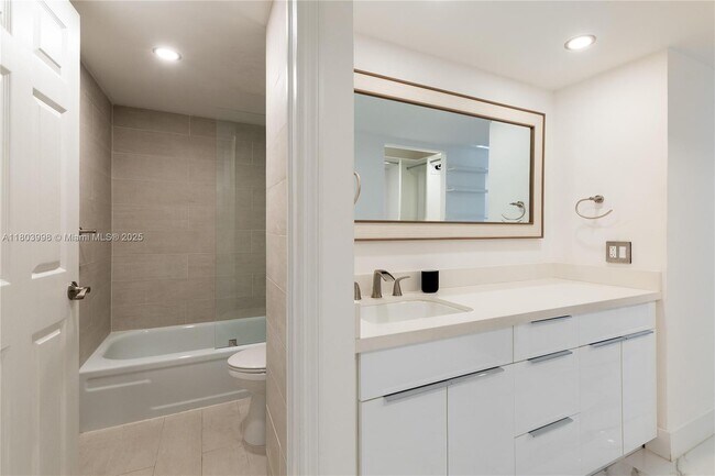 Building Photo - 1450 Brickell Bay Dr