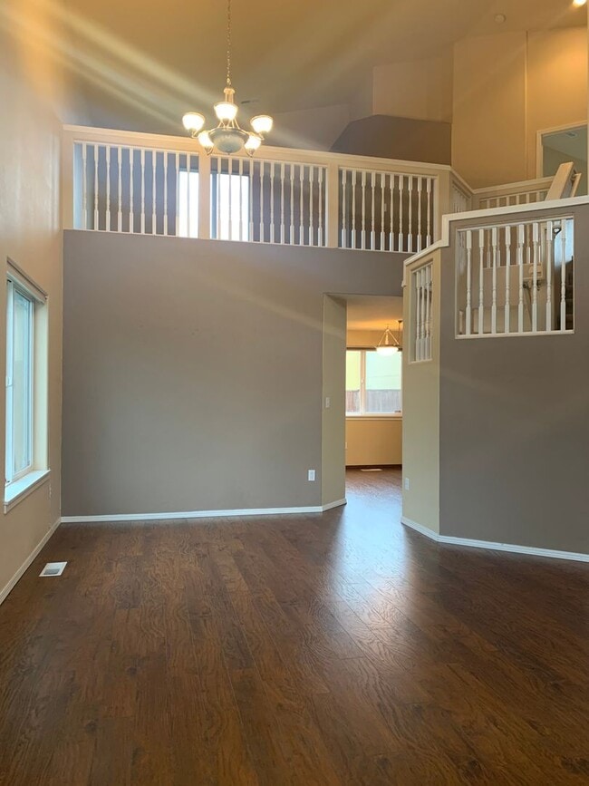 Building Photo - Great 3BD 2.5BA Fisher's Landing! Large Fe...