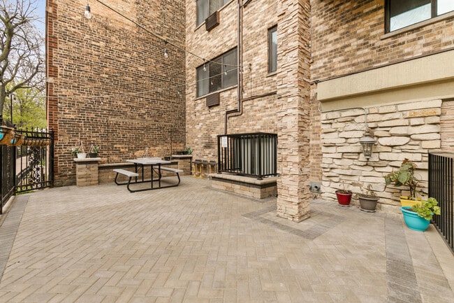 Building Photo - 5534 N Kenmore Ave