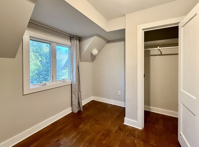 Building Photo - 574 Primitive St