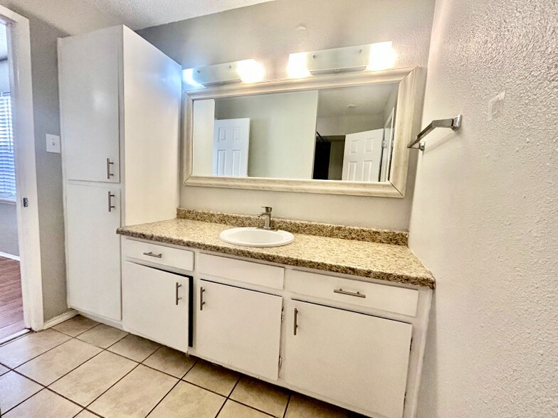 Building Photo - 3836 Englewood Cir