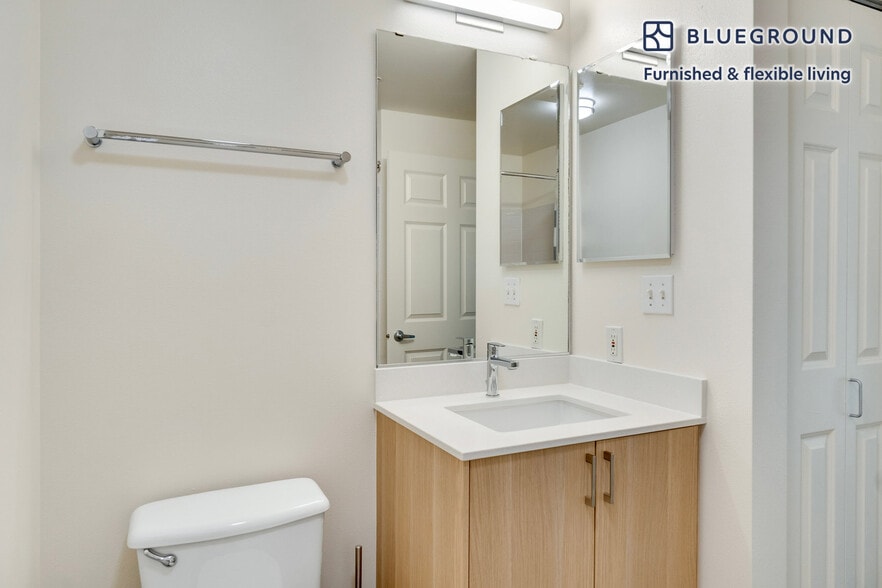 Building Photo - 11000 NE 10th St