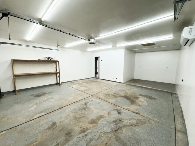 Building Photo - "Centrally located 3 bedroom, 2 bathroom H...