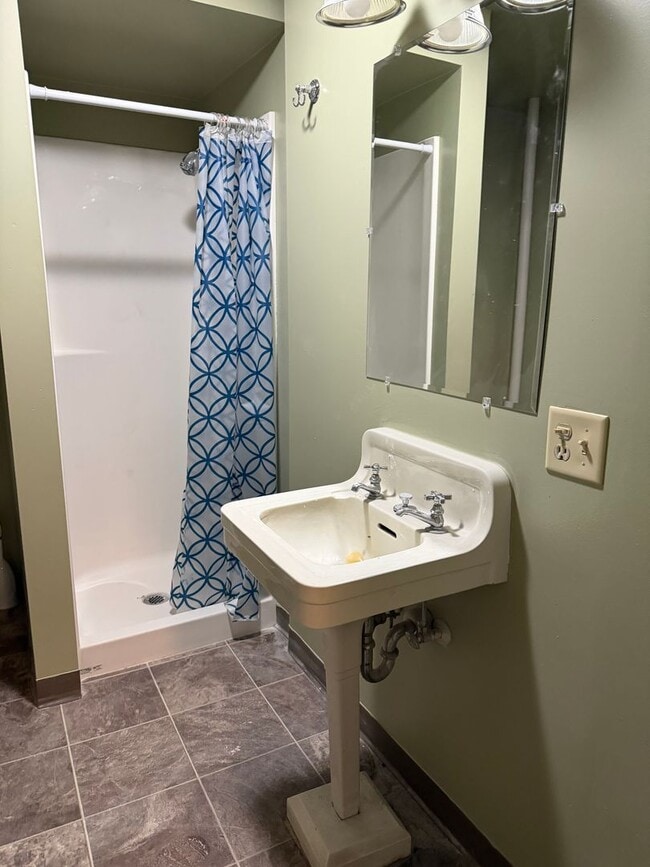 Building Photo - 5 bedroom house next to park