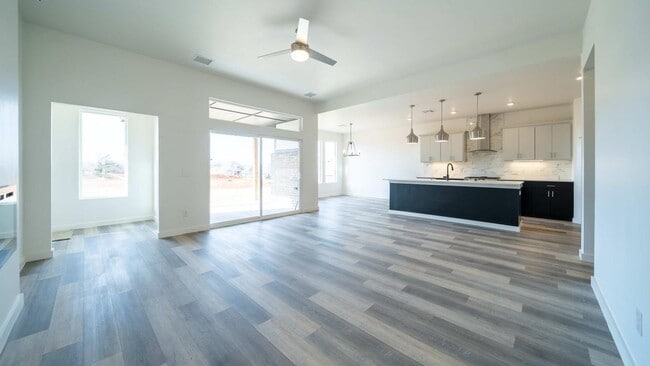 Building Photo - Modern Home in East Edmond + 4 bed + 3.5 bath + 3 Car Garage