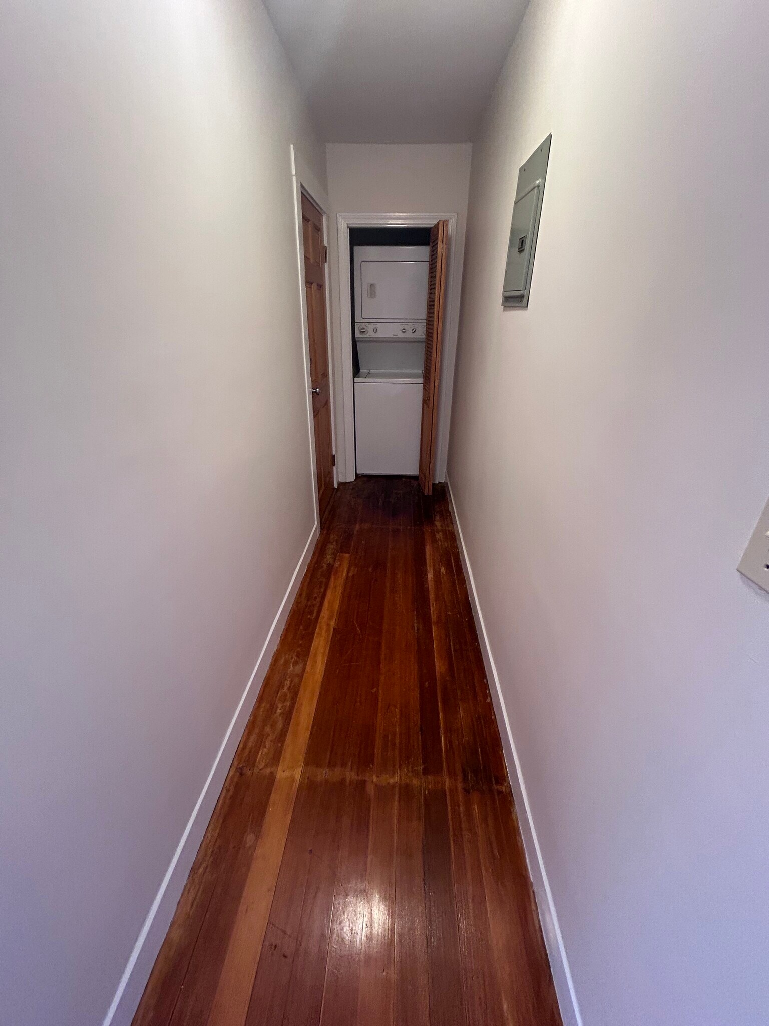 Hallway for laundry - 7 Lorraine St