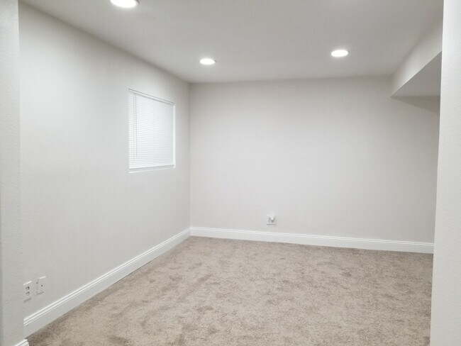 Building Photo - 2058 Sumac St