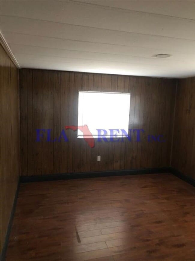 Building Photo - Newly renovated 4/2 Mobile home on large l...