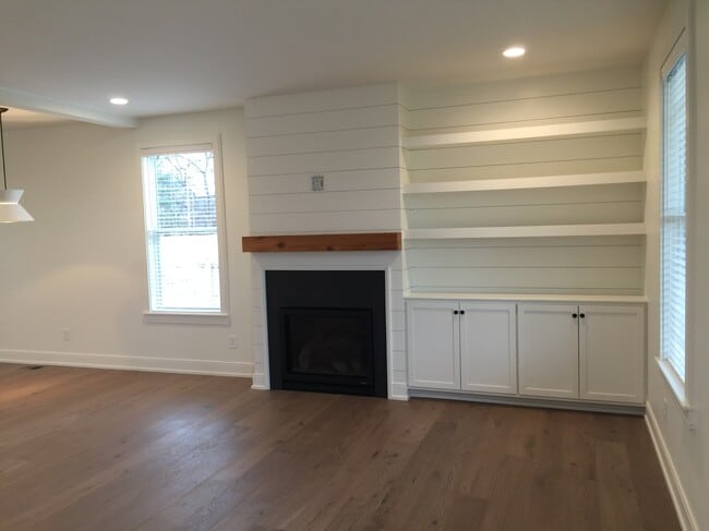 Building Photo - 1207 Sweetbriar Ave