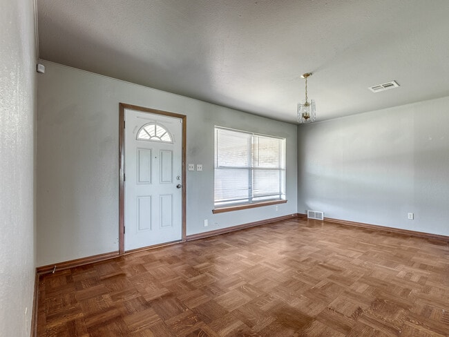 Building Photo - 1221 NE 44th St