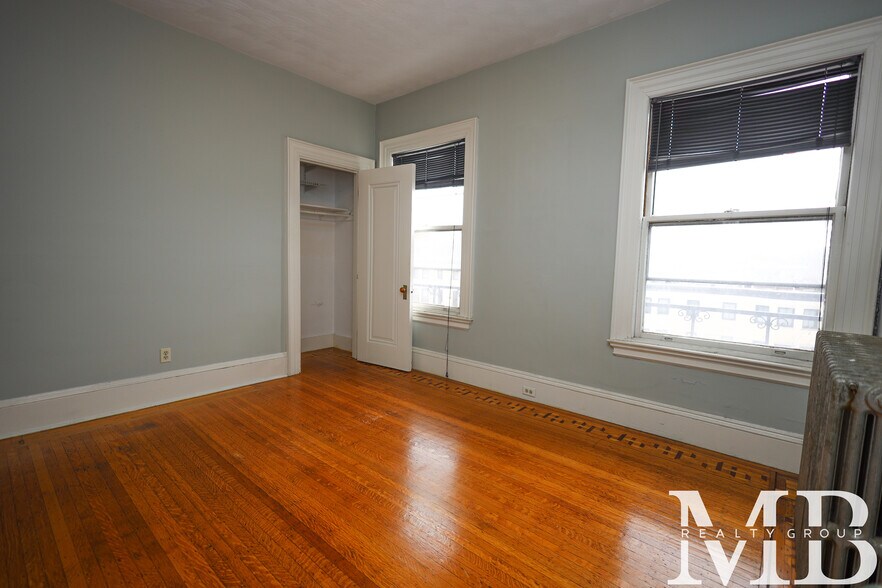 Building Photo - 465 Park Dr