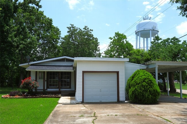 Building Photo - 302 Circle Way St