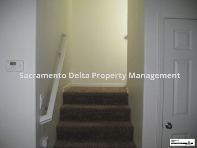 Building Photo - Spacious 3 Bed/2.5 Bath Home in a Great Lo...