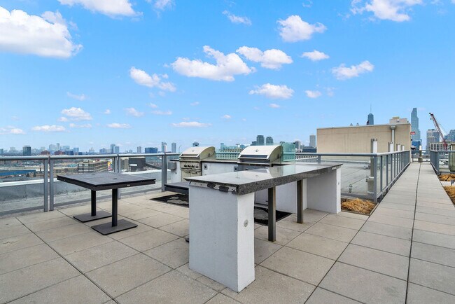 Building Photo - 910 W Huron St