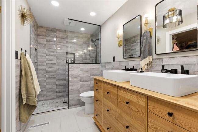Building Photo - Price reduction on this beautiful family home with the best views in the city!  $3950/mo!!