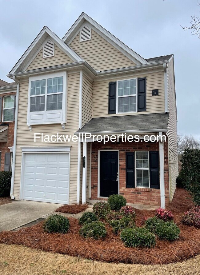 Building Photo - Well Kept 3 BR End Unit Townhome Convenient to Everything.