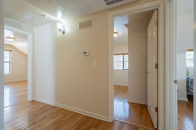 Building Photo - 928 E 6th St