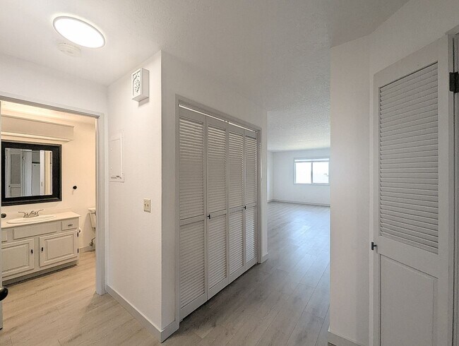 Building Photo - 1bd/1ba Edmonds Condo