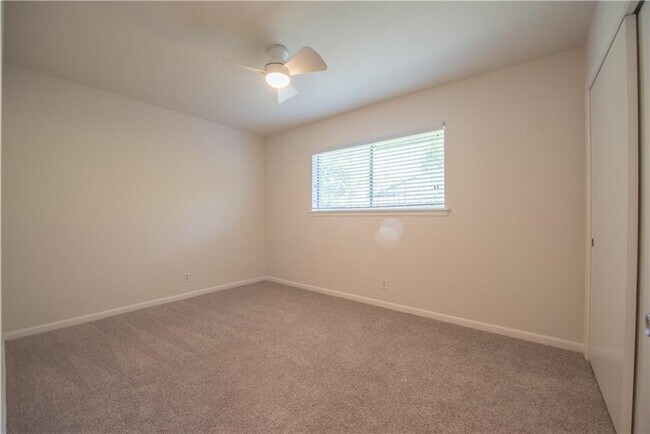 Building Photo - 2902 Silverleaf Dr