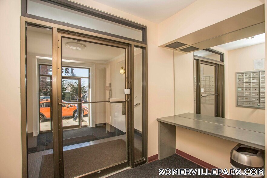 Building Photo - 123 Highland Ave