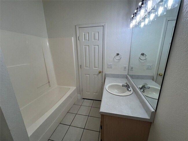 Building Photo - 985 N Daisy Ln