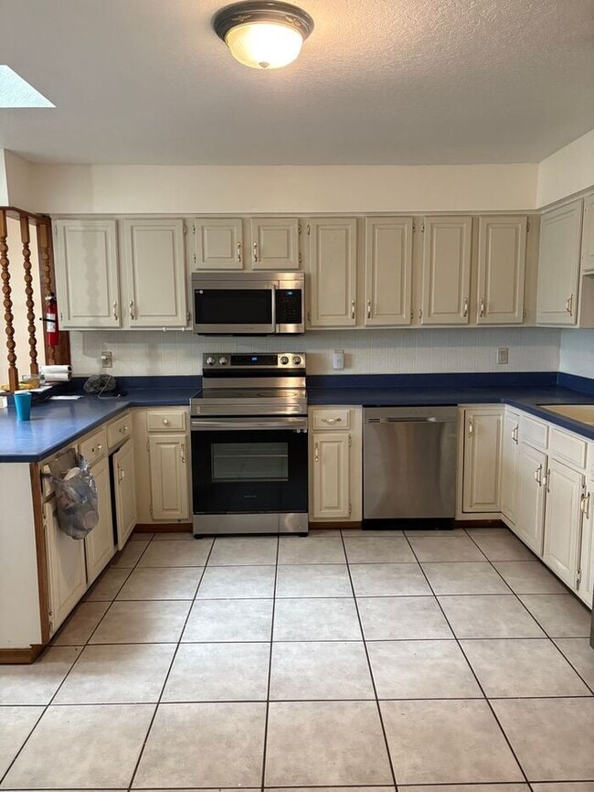 Building Photo - Kissimmee home with a lake view
