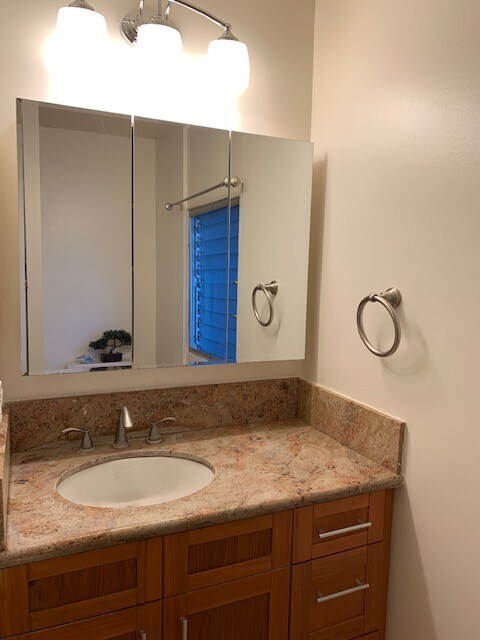 Building Photo - Waikiki Twin Towers - Great location in he...