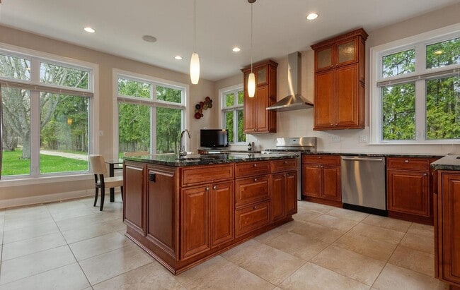 Building Photo - 598 Lake Shore Rd